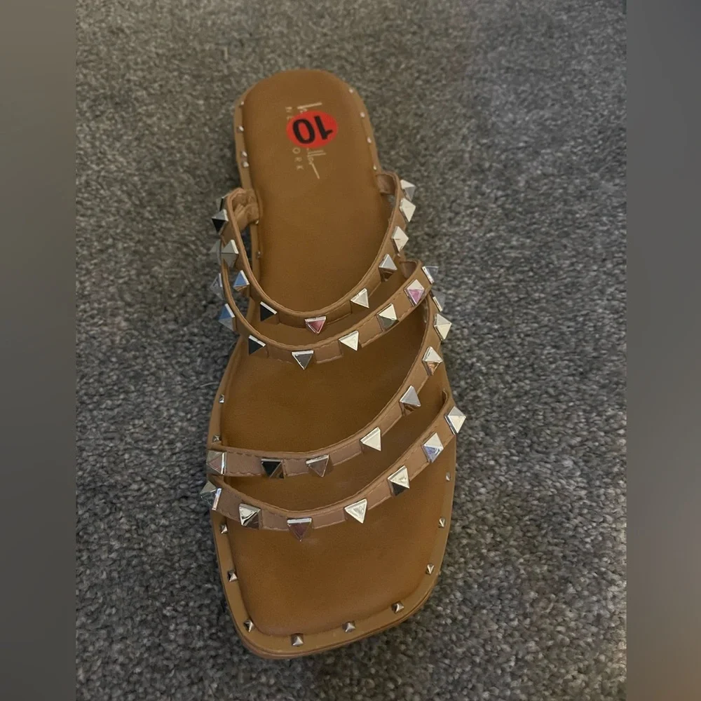 NWOT Nicole Miller Size 10 tan studded sandals - Picture 2 of 4